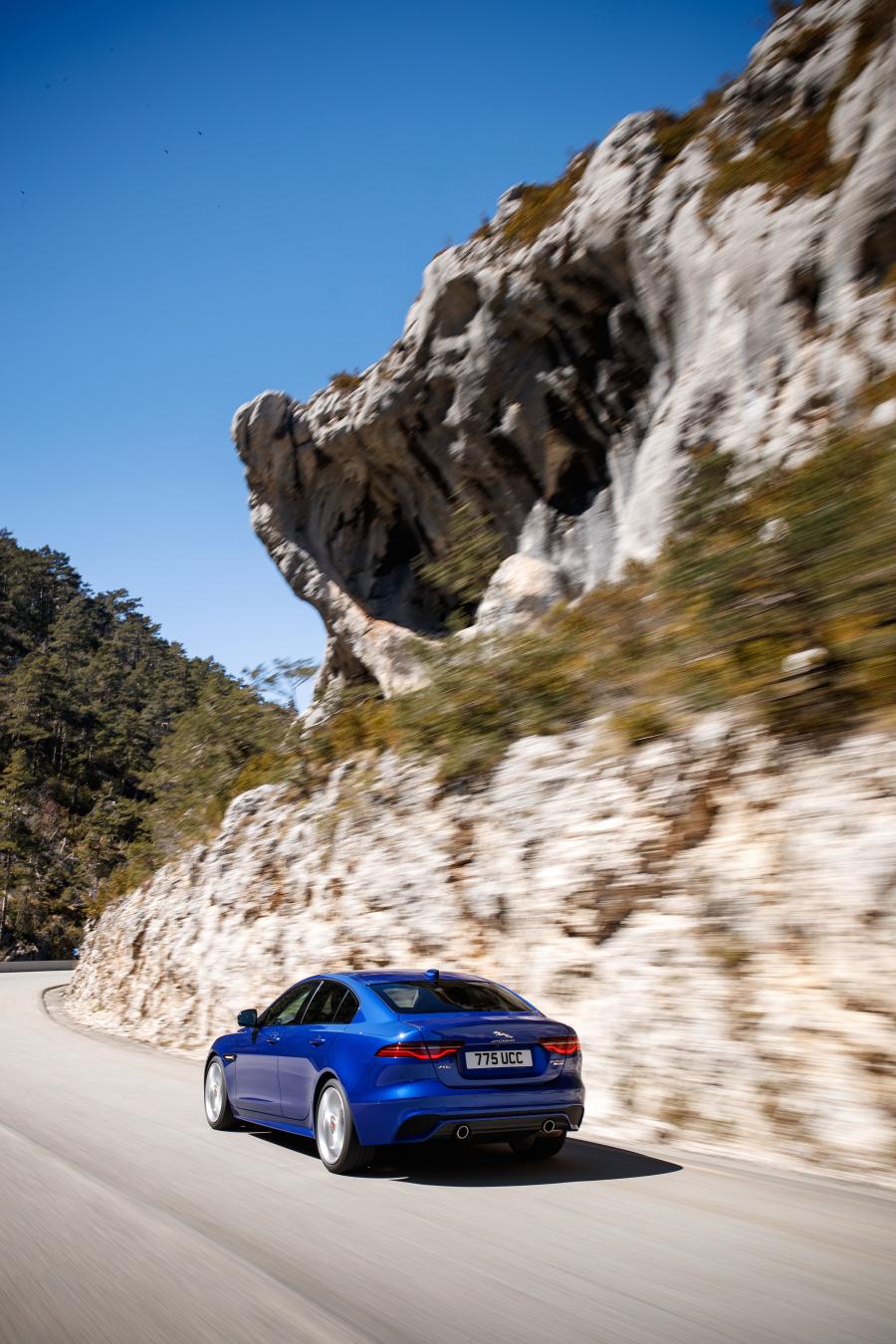  Jaguar XE P250 S R-Dynamic 2019 года  (WW) (фото 3 из 24)
